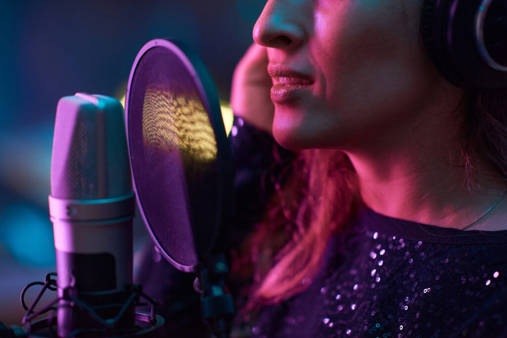 Image Vidéo clip D&Drones- Gros plan chanteuse devant son micro en studio