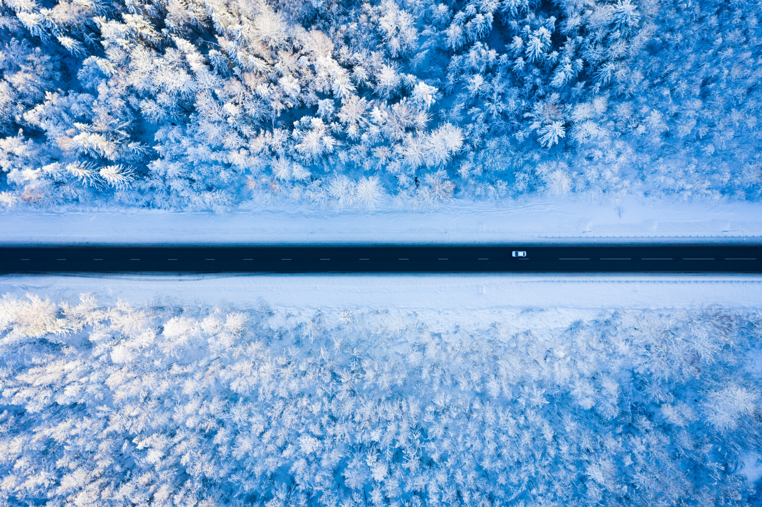 Prise de vue aérienne voiture blanche route hiver-D&Drones vidéo drones
